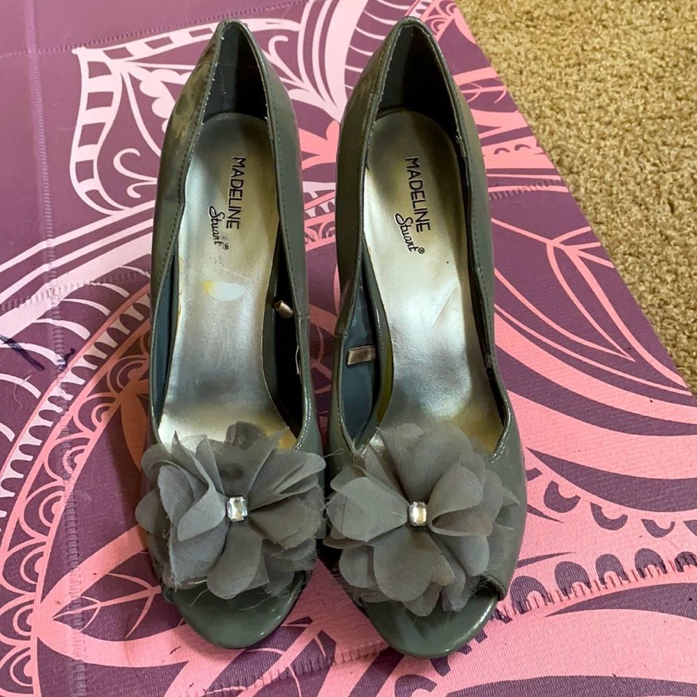 Gray open toe high heels with flower and gem